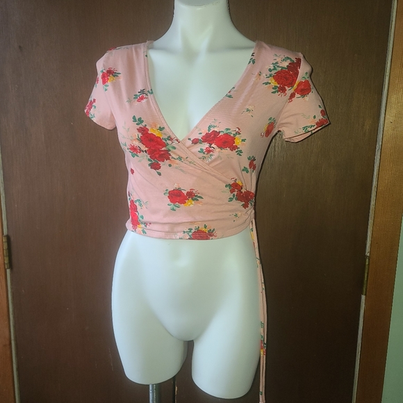 Two 2 crop tops - Picture 2 of 8